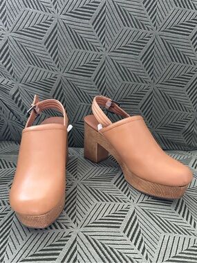 Universal Thread Tan Platform Clogs